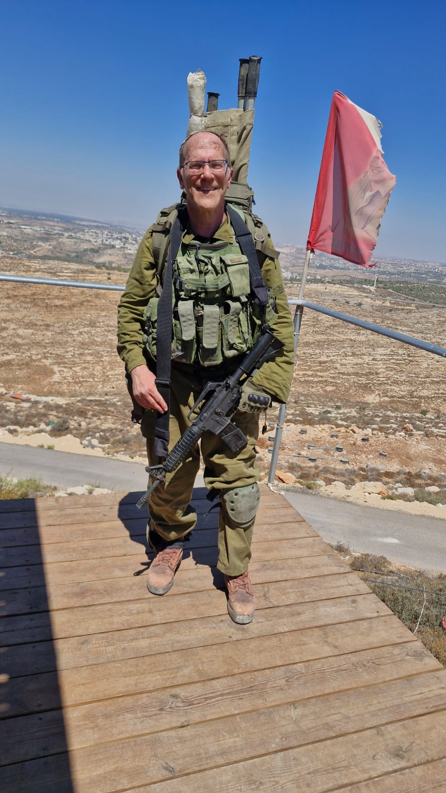 Rav Kannai receiving recognition as מצטיין at the conclusion of his miluim commanders' training