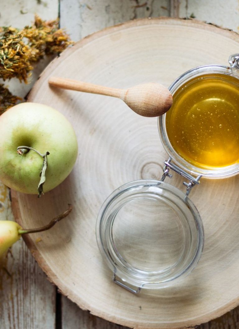 Apple and honey for Rosh Hashana - photo by Vladimir Gladkov (Pexels)
